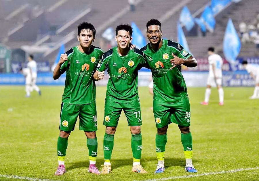 doi-bong-dat-vo-co-chien-thang-dau-tien-tren-san-khach-1.jpg