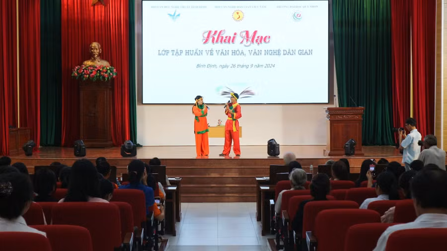 lop-tap-huan-ve-van-hoa-van-nghe-dan-gian.jpg