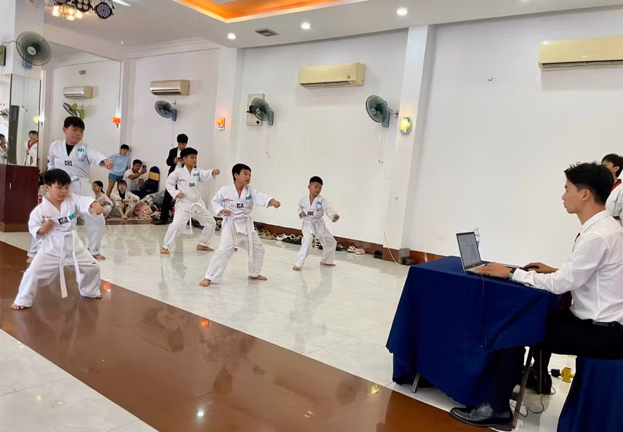167-vo-sinh-tham-gia-ky-thi-nang-dai-mon-taekwondo-quy-ii-2026.jpg