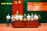 Lãnh đạo Đoàn Kinh tế-Quốc phòng ký kết quy chế phối hợp với các xã. Ảnh: Vĩnh Hoàng