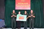 Lãnh đạo Sư đoàn 2 tặng quà cho gia đình Trung úy Vương Thanh Cương.