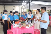Các đội thi thuyết trình và giới thiệu mâm cơm để Ban giám khảo chấm điểm. Ảnh: Lạc Hà