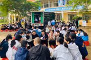 Xe thư viện lưu động phục vụ gần 700 học sinh xã Chư Păh. Ảnh: ĐVCC