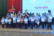 Hội LHPN tỉnh Gia Lai tặng quà cho 100 trẻ em khó khăn ở 4 xã biên giới