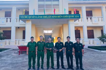 Đồn Biên phòng Ia Púch bàn giao súng tự chế do người dân tự nguyện giao nộp