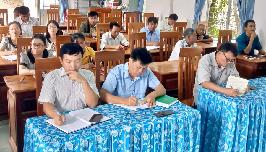 cac-dang-vien-can-bo-cong-chuc-xa-phu-can-sinh-hoat-dinh-ky-viec-hoc-tap-va-lam-theo-tu-tuong-dao-duc-phong-cach-ho-chi-minh.jpg