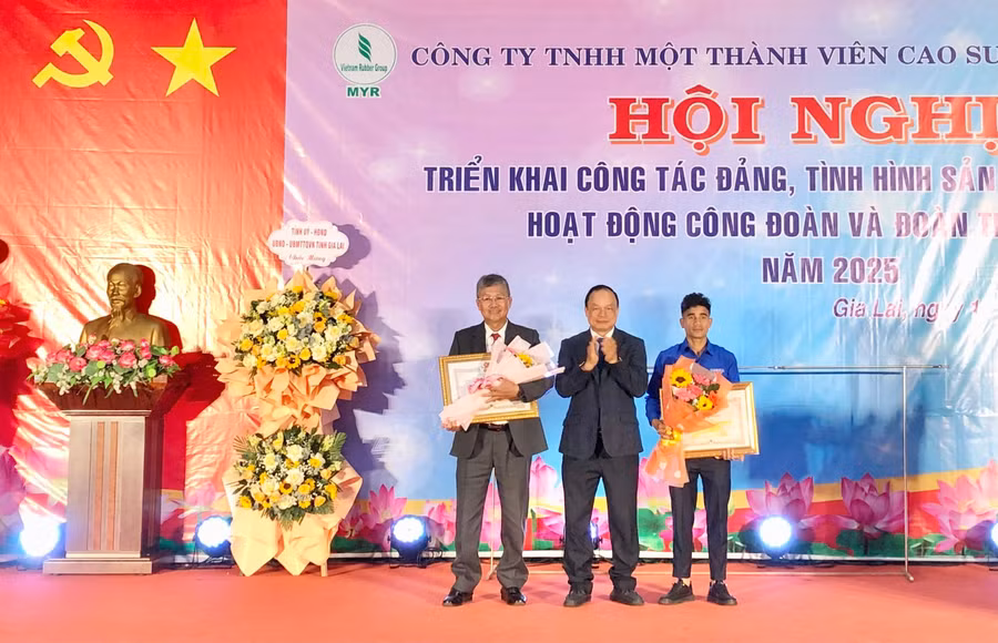 pho-chu-tich-ubnd-tinh-duong-mah-tiep-tang-bang-khen-cua-chu-tich-ubnd-tinh-cho-1-tap-the-va-1-ca-nhan-da-co-thanh-tich-xuat-sac-trong-cac-phong-trao-thi-dua-tren-dia-ban-tinh-nam-2023.jpg