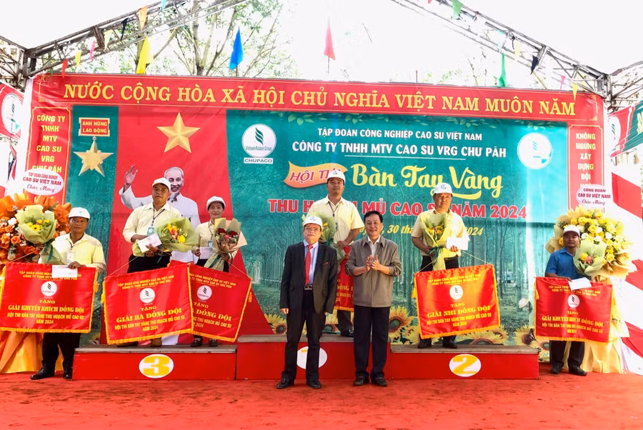ban-to-chuc-da-trao-giai-nhat-tap-the-cho-cac-nong-truong-cao-su-ia-nhin.jpg