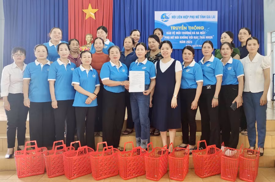 hoi-lhpn-xa-ia-nhin-to-chuc-truyen-thong-ve-bao-ve-moi-truong-va-thanh-lap-cau-lac-bo-phu-nu-noi-khong-voi-rac-thai-nhua.jpg