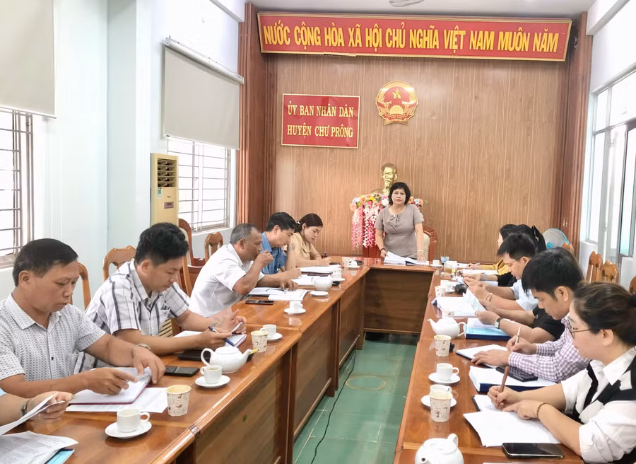 doan-giam-sat-hdnd-tinh-giam-sat-tai-huyen-chu-prong-ve-viec-cap-giay-chung-nhan-quyen-su-dung-dat-cho-cac-doi-tuong-duoc-ho-tro-dat-o-nha-o-dat-san-xuat-thuoc-chuong-trinh-mtqg-phat.jpg