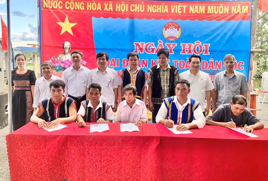 dai-dien-ban-nhan-dan-thon-mat-tran-cac-doan-the-va-nguoi-dan-da-ky-ket-chuong-trinh-phoi-hop-thuc-hien-cuoc-van-dong-toan-dan-doan-ket-xay-dung-doi-song-van-hoa-o-khu-dan-cu-va-cac-phong-trao-thi-dua-yeu-nuoc-nam-2025.jpg