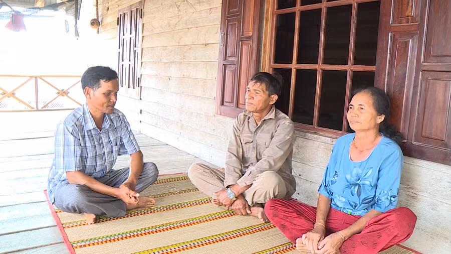 ong-kpa-tuyen-truong-ban-cong-tac-mat-tran-buon-ia-prong-xa-dat-bang-bia-trai-tuyen-truyen-nguoi-dan-xay-dung-nong-thon-moi.png