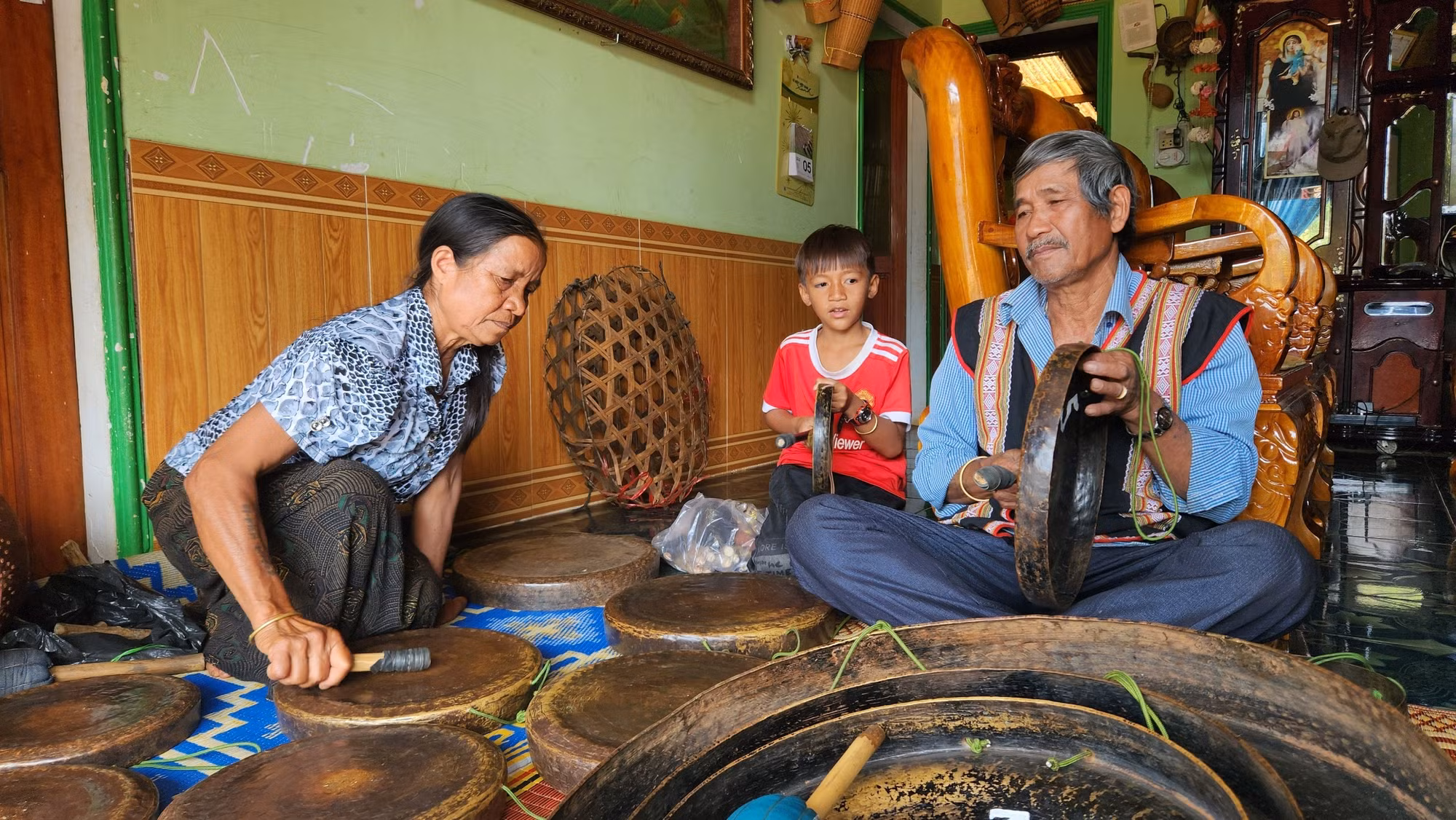 doi-song-kinh-te-lan-tinh-than-cua-nguoi-dan-duoc-nang-len-quang-tan.jpg