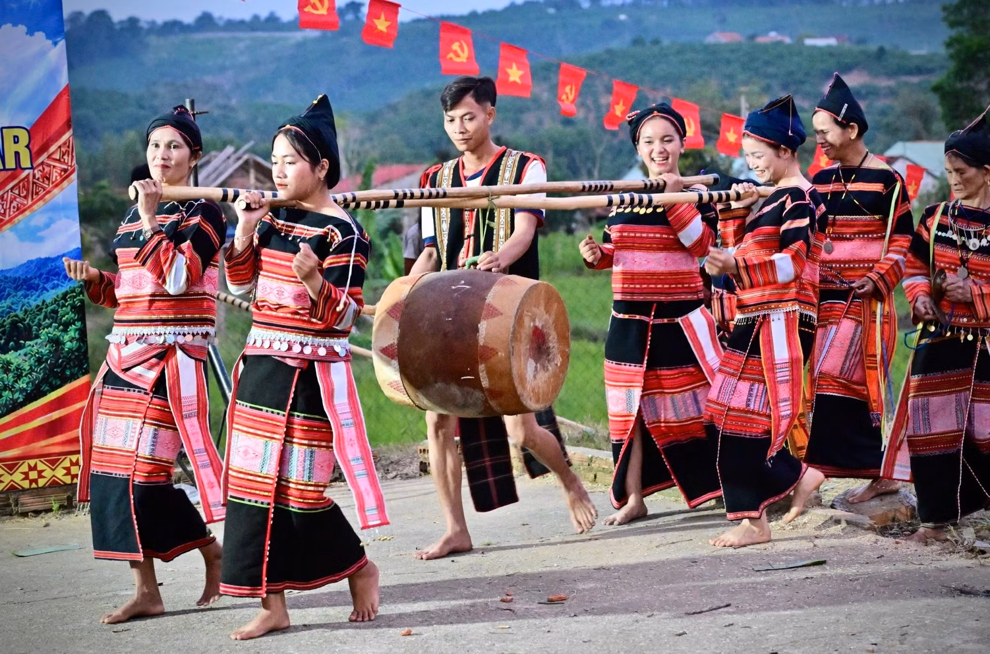 tu-cho-it-quan-tam-chuyen-lam-an-thuong-tu-tap-uong-ruou-dinh-giuong-nguoi-danh-trong-dan-thay-doi-tich-cuc-tham-gia-nhom-du-lich-cong-dong-co-them-thu-nhap-va-cham-chi-lam-viec-anh-van-quy.jpg