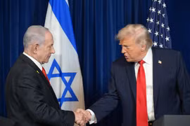 Tổng thống Mỹ Donald Trump và Thủ tướng Israel Benjamin Netanyahu trong cuộc gặp tại khu nghỉ dưỡng Mar-a-Lago ngày 29-12. Ảnh: GPO