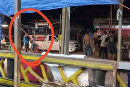 Hai nghi phạm (được khoanh tròn) xuất hiện tại hiện trường trước khi xảy ra vụ nổ súng ở huyện Dan Khun Thot, tỉnh Nakhon Ratchasima, vào tối 12-8. Ảnh: Bangkok Post