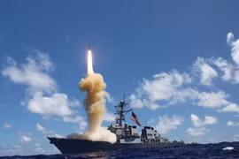 Tàu khu trục tên lửa dẫn đường USS Fitzgerald phóng tên lửa SM-3 trong cuộc tập trận phòng thủ tên lửa đạn đạo chung ở Thái Bình Dương ngày 25-10-2012. Ảnh: Hải quân Mỹ