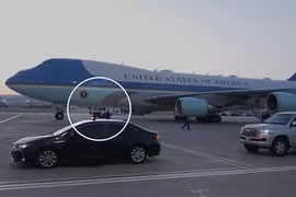 Một chiếc ô tô nhỏ đưa Tổng thống Trump rời khỏi sân bay Ankara, nơi trước đó ông vừa lên chuyên cơ Không lực Một, để sử dụng một máy bay nhỏ hơn, chiếc Air Force C-32A, cho hành trình rời Thổ Nhĩ Kỳ. Ảnh: Pool