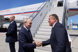Tổng thống Nga Vladimir Putin (thứ hai từ trái sang) bắt tay Thống đốc tỉnh Sakhalin Valery Limarenko tại một sân bay ở thành phố Kurilsk trên đảo Iturup, đảo lớn nhất trong quần đảo Kuril, ngày 13-8-2026. Ảnh: Sputnik