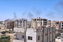 Khói bốc lên sau các cuộc không kích của Israel xuống thành phố Sweida, miền Nam Syria ngày 15-7-2025. Ảnh: THX/TTXVN