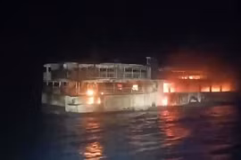 Phà bốc cháy ngoài khơi tỉnh Palawan, Philippines. Ảnh: AFP/Lực lượng Tuần duyên Philippines