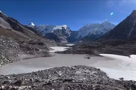 Hồ băng tan chảy từ đỉnh núi ở Solukhumbu, cách thủ đô Kathmandu của Nepal 140 km về phía đông bắc, ngày 22-11-2018. Ảnh: AFP/TTXVN