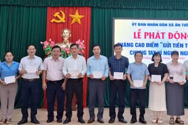 Trao sổ tiết kiệm cho đại diện các cơ quan, đơn vị.
