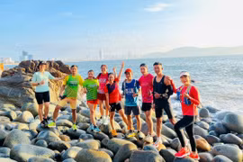 Nhóm runner chạy bộ quanh núi Xuân Vân xuống check-in tại Bãi Trứng. 