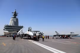 Tiêm kích J-15T, J-35 và máy bay cảnh báo sớm KongJing-600 trên tàu sân bay Phúc Kiến của Trung Quốc. Ảnh: THX/TTXVN