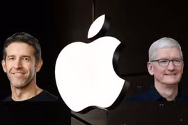 John Ternus (bên trái) chính thức thay thế Tim Cook, đảm nhiệm vị trí CEO của Apple. Ảnh: Medium