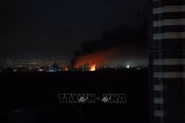 Khói và lửa bốc lên sau loạt tiếng nổ ở Kiev, Ukraine ngày 2-6-2026. Ảnh: THX/TTXVN