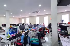 Một tòa nhà được dùng cho hoạt động lừa đảo trực tuyến tại thành phố Poipet. Ảnh minh hoạ: AKP/TTXVN phát