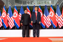 Tổng thống Donald Trump (phải) và nhà lãnh đạo Triều Tiên Kim Jong-un tại Hội nghị thượng đỉnh Mỹ - Triều ở Singapore năm 2018. Ảnh: Wikipedia