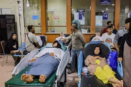 Học sinh được điều trị tại Bệnh viện đa khoa khu vực ở Sidoarjo, tỉnh Đông Java, Indonesia, sau khi bị ngộ độc thực phẩm ngày 2-9. Ảnh: REUTERS