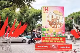 Cờ hoa chào mừng ngày Quốc khánh được trang trí tại các tuyến phố trung tâm của Thủ đô Hà Nội. Ảnh: Đức Thắng
