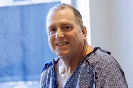 Ông Tim Andrews trong phòng tại Bệnh viện Đa khoa Massachusetts, 4 ngày sau khi được ghép thận lợn biến đổi gien. Ảnh: Bệnh viện Đa khoa Massachusetts