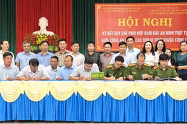 Lãnh đạo Công an các xã ký kết chương trình phối hợp với các đội sản xuất của Công ty Cao su Chư Prông. Ảnh: Đức Thành