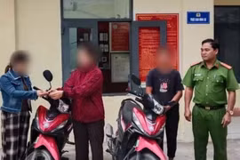 Công an xã Ia Pa trao trả các phương tiện cho chính chủ. Ảnh: T.T