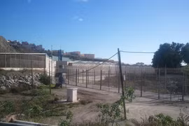 Hàng rào tại biên giới giữa Ceuta và Maroc.
