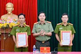 Đại diện lãnh đạo Công an tỉnh thưởng nóng cho 2 đơn vị.