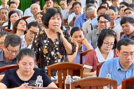 ĐBQH Nguyễn Lân Hiếu trao đổi với cử tri.