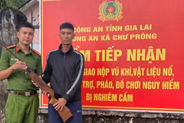 Anh Nguyễn Anh Quốc giao nộp khẩu súng tự chế.