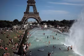 Nắng nóng ở thủ đô Paris.