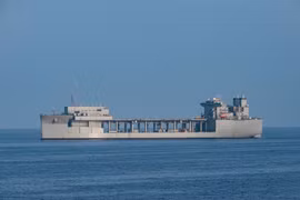 Tàu hải quân Mỹ di chuyển qua Eo biển Hormuz.