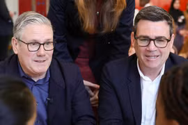 Ông Keir Starmer và ứng viên Andy Burnham (bìa phải)