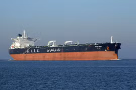 Tàu IRIS Dena của Iran trong một chuyến hải trình. 