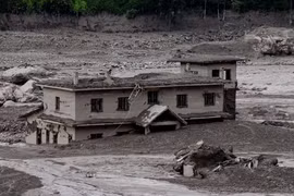 Cảnh tan hoang ở khu vực biên giới Nepal. Ảnh: Reuters