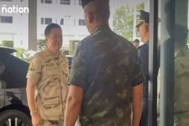 Thủ tướng Thái Lan Anutin Charnvirakul (áo sáng màu) triệu tập cuộc họp an ninh khẩn cấp. Ảnh: The Nation