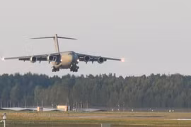 Máy bay C-17 được cho là chở Giám đốc CIA John Ratcliffe hạ cánh gần Riga (Latvia) ngày 25-8. Ảnh: Reuters