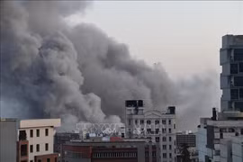 Khói bốc lên sau cuộc không kích tại Tehran, Iran. Ảnh tư liệu: THX/TTXVN